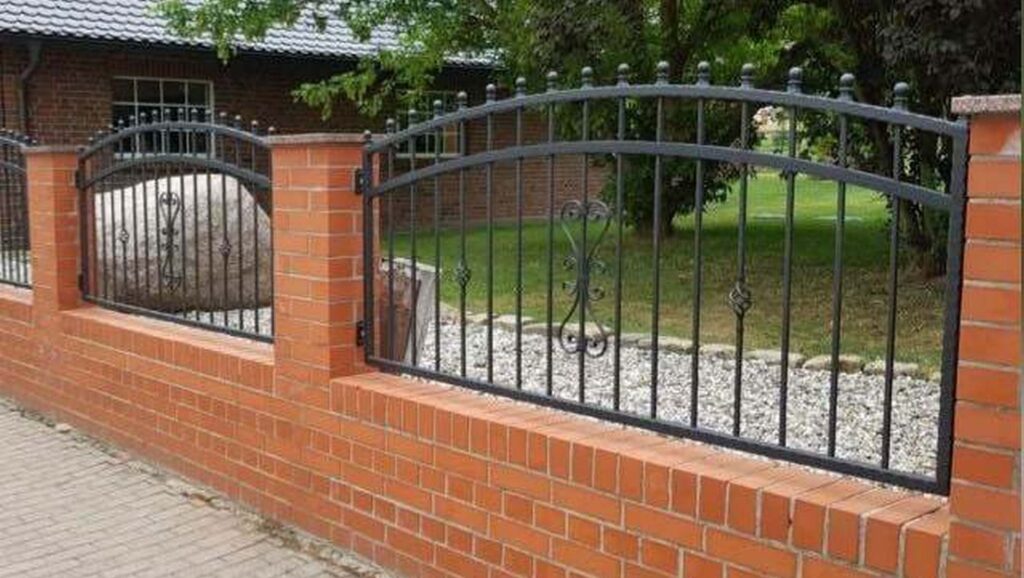 Schmiedezaun mit Kugeln