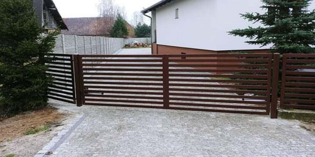 zweiflügeliges Tor modern braun