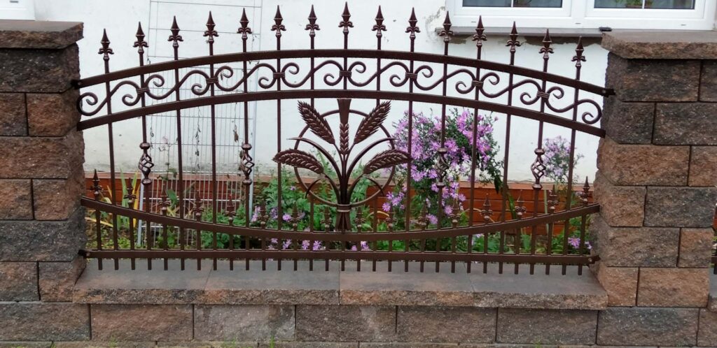 Schmiedezaun mit Spitzen und Zierelementen