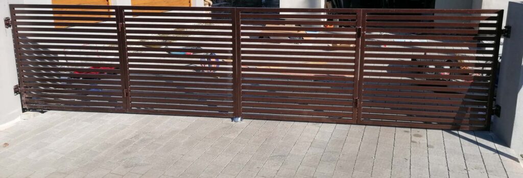 zweiflügeliges Falttor, Einfahrtstor, braun